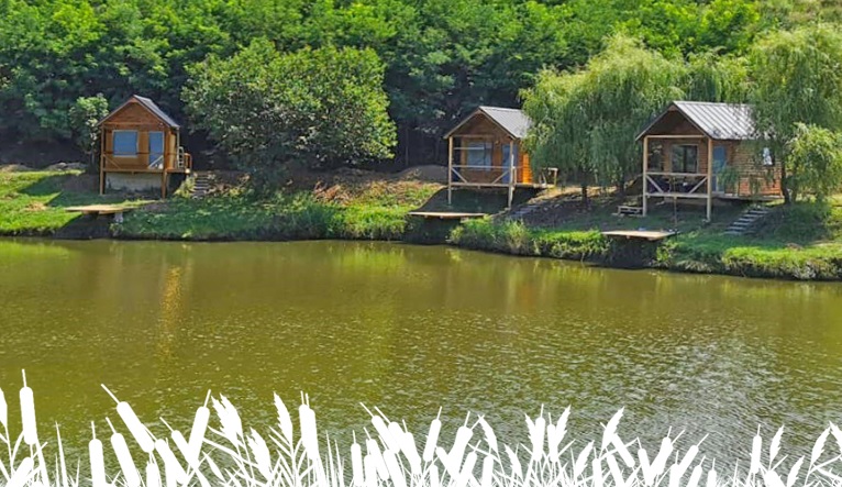 Lacul Sânmărghita, deschis pentru pescuit – cabane moderne, pontoane, lac populat cu pește